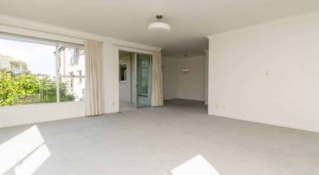 Charming Apartment - Photo 5