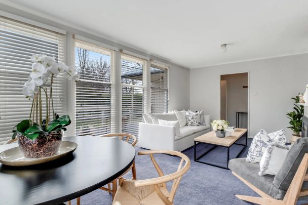 Charming Three-Bedroom Cottage in Quiet Narrabundah Street - Photo 1