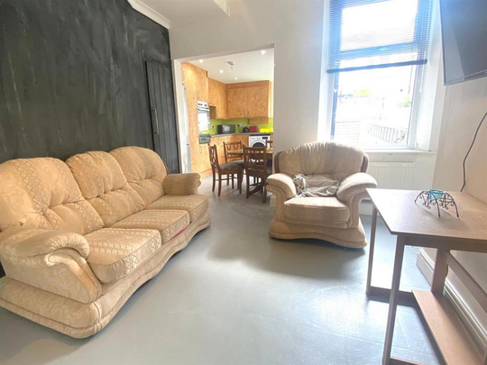 4 bedroom private hall to rent - Photo 1