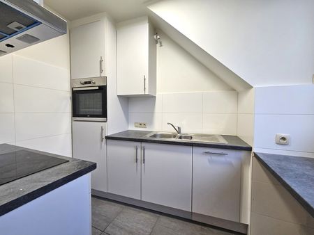 Vernieuwd en licht dakappartement in het centrum - Photo 3