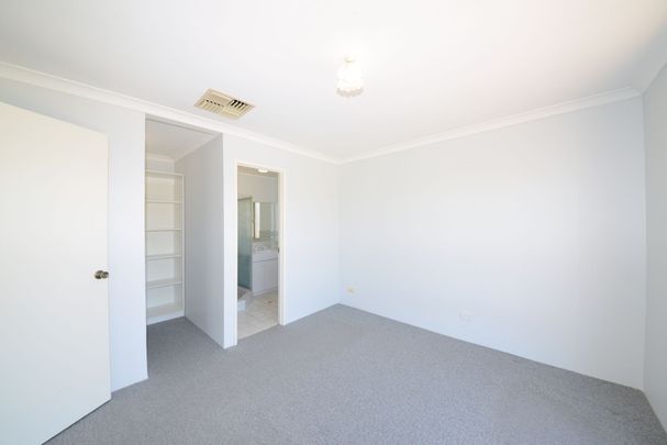 Spacious Family Living in the Heart of Currambine! - Photo 1