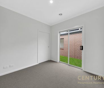 "Stunning Brand-New Family Home with Dual Master Bedrooms & Modern ... - Photo 5