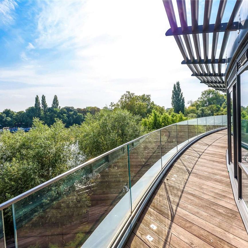 Stunning apartment with superb views of the river Thames - Photo 1