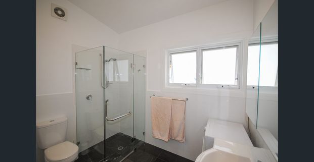 Impressive one bedroom secondary dwelling with views – utilities included - Photo 1