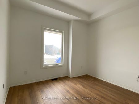 Townhouse For Lease | N8077076 - Photo 4