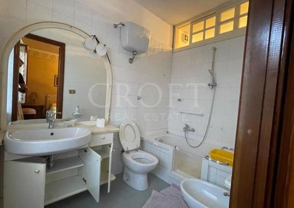 Monteverde Vecchio-Terrace: Furnished 2 Bedroom, 2 Bath, spacious kitchen, living, large private terrace and garden. Bright, silent, near shops, services and transport, located on a quite street in a well kept building. Possible parking. Ref 2375
