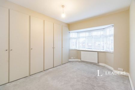 4 bedroom property to rent Havers Avenue, Hersham, Walton-on-Thames, KT12 - Photo 2