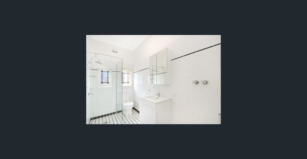 Top Floor Bright and Spacious Two Bedroom Apartment - Photo 1