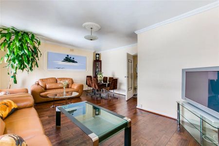 3 bedroom flat in London - Photo 4