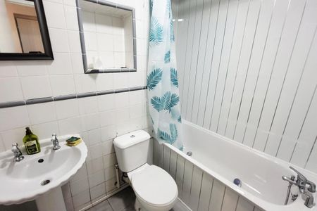 Mandeville Court, LONDON - Photo 3