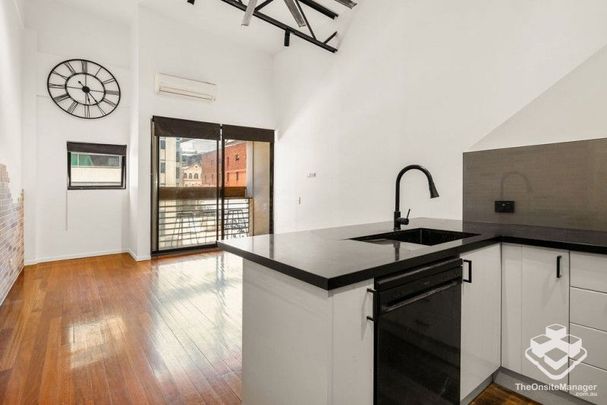 Central and spacious 2 bedroom loft apartment in Fortitude Valley - Photo 1