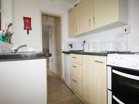 1 bedroom in a house share to rent - Photo 3