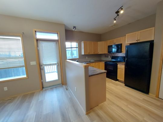 4 Bedroom Duplex in Desirable Inglewood! - Photo 1