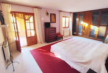 Villa for rent with sea views and private pool steps away from Lady Elizabeth School.