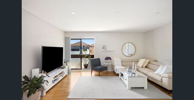 Fully Renovated Apartment - Photo 1