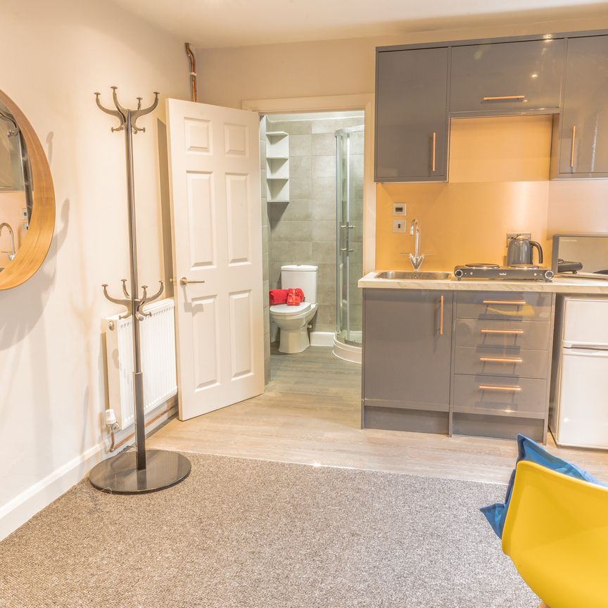Popular Location, Popular House Share - Photo 1