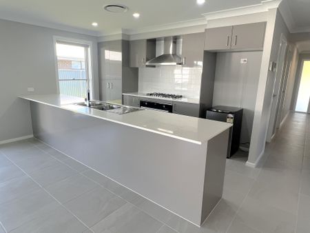 MODERN 4 BEDROOM HOME IN POTTERS LANE - Photo 4