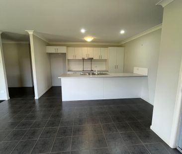 Fantastic 3 Bedroom, 2 Bathroom Property - Photo 6