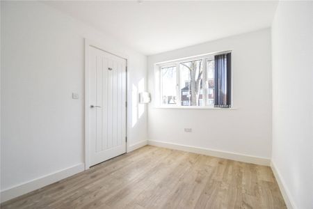 A Stunning 1 bedroom apartment to rent in the desirable south City location offering excellent access to Addenbrookes campus, railway station and ARM. The property also features air-conditioning which has been installed throughout. Unfurnished. - Photo 3