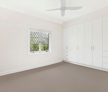 TOP-FLOOR BAYSIDE APARTMENT WITH EXPANSIVE MOSMAN BAY VIEWS - Photo 2