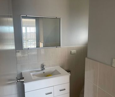 3 Bedrooms Townhouse - Photo 3