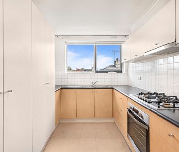 Modern Two Bedroom Apartment At The Rear Of The Block - Photo 3