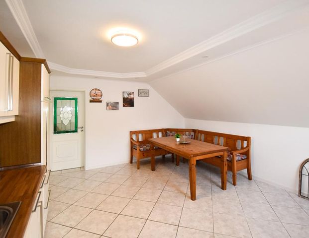 Wohnen auf dem Lande Top-gepflegte Dachgeschosswohnung mit Einbauküche in Neuvrees - Photo 1