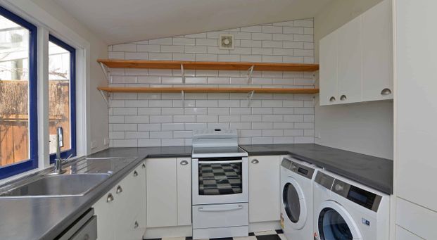 2 bedroom bungalow in Wadestown - Photo 1