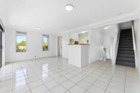 Stunning 3-Bedroom Townhouse in Denhams Beach - Photo 2