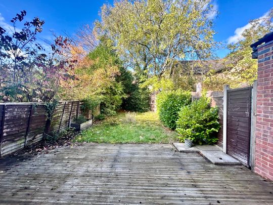 Swaledale Gardens, Fleet, Hampshire, GU51 - Photo 1