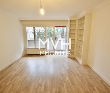 5.5 renovated rooms in a quiet location with pool - Photo 2