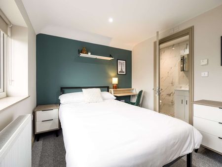 *Sign up for our first round of viewings!* OX Living is proud to present this brand new, high-quality co-living property Room 2 - Photo 4