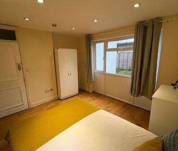 Room in a Shared Flat, London, NW2 - Photo 1