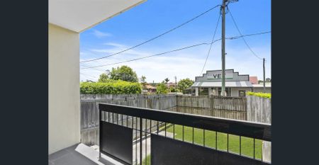 Light-filled and breezy, freshly painted - Photo 5