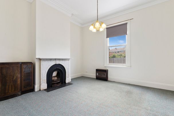 BEAUTIFUL EXTRA LARGE ONE BEDROOM VILLA IN THE HEART OF ELSTERNWICK - Photo 1