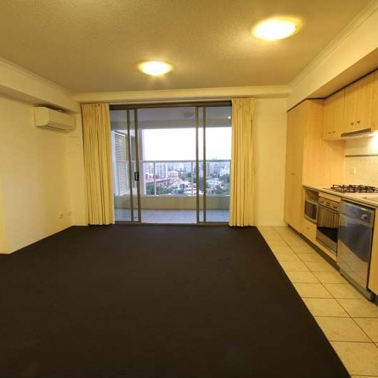 Unfurnished Studio Apartment with Stunning Views - Photo 1