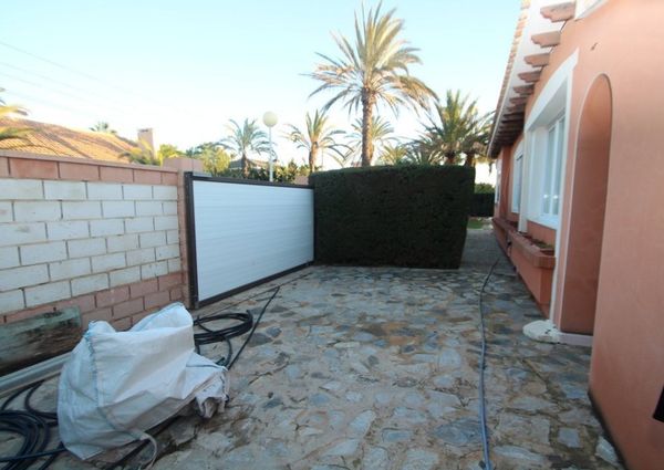 Villa con la piscina privada en Cabo Roig.