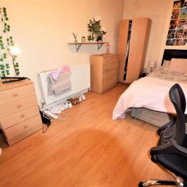 6 bedroom House in Cardigan Road, Leeds - Photo 1