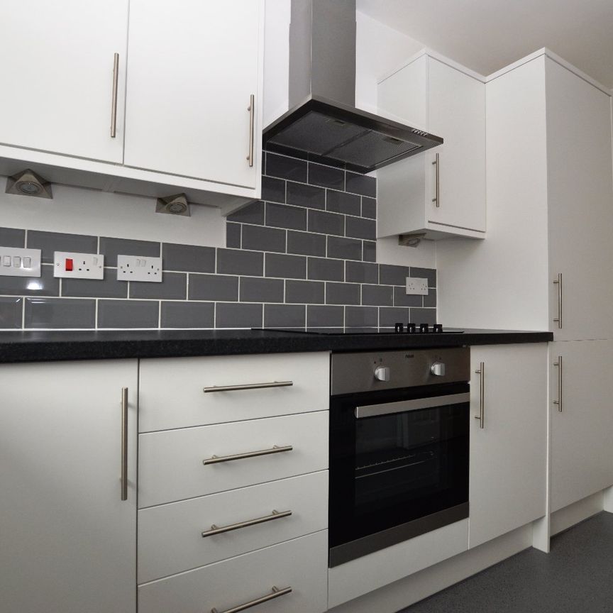 Flat to rent - Knighton Park Road, London, SE26 - Photo 1