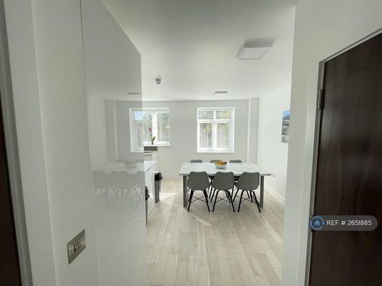 1 bedroom in a flat share to rent - Photo 1