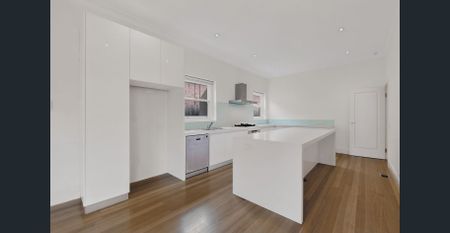 Beautifully Updated Family Home in a Prime Malvern East Pocket - Photo 3