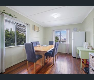 Beautiful highset home - Walking distance to the ocean - Photo 3