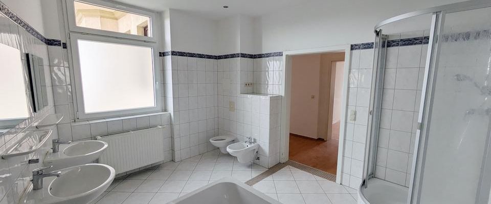 ++ neues Familienzuhause - 8-Raum Wohnung mit Tageslichtbad, Küche, Balkon & Personenaufzug ++ - Photo 1