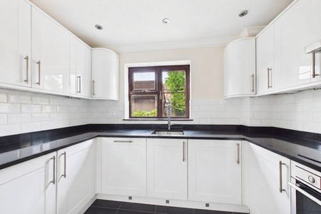 3 bedroom House in Heywood Avenue, Maidenhead - Photo 3
