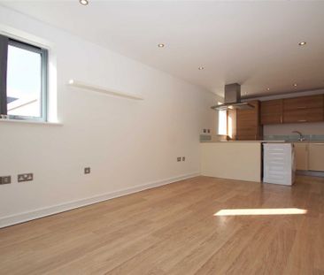 2 bed Flat for rent - Photo 2