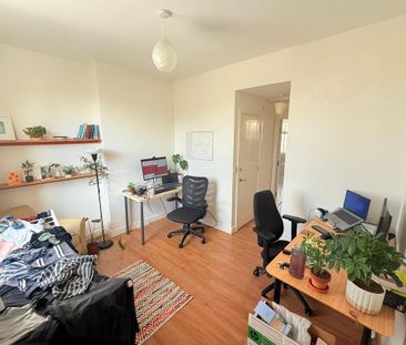 3 bedroom flat to rent - Photo 4