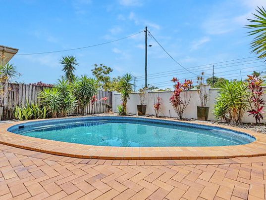 Modern 2 bed unit in the heart of Cairns! - Photo 1