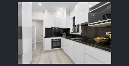 Spacious 3 Bedroom Family Home in a quiet neighborhood - Photo 5