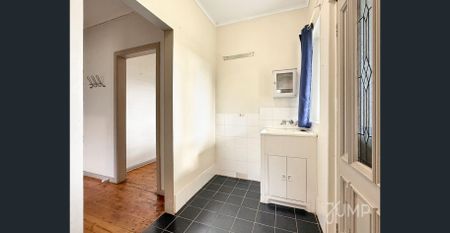 Cozy 2 Bedroom Home in Royal Park! - Photo 2