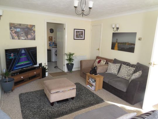 Matthews Drive, Crawley, Maidenbower - Photo 1